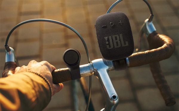Loa bluetooth JBL Wind 3S trên xe đạp